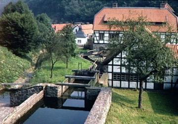 LWL-Freilichtmuseum Hagen: Blick über die Ölmühle am Mühlbach zur Papiermühle