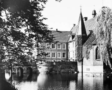 Haus Hülshoff im Winter: Herrenhaus mit neogotischer Kapelle und Zufahrtsbrücke