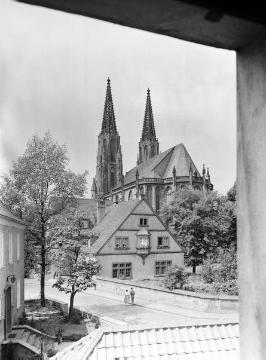Wohnhaus und chorseitige Ansicht der "Wiesenkirche" (ev. Pfarrkirche St. Maria zur Wiese)