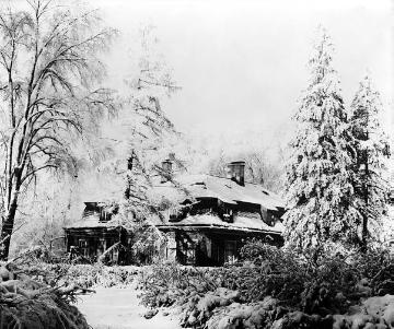 Residenzschloss: Verschneites Kavalierhäuschen im Schlosspark