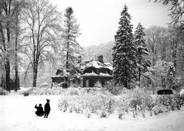 Residenzschloss: Verschneites Kavalierhäuschen im Schlosspark