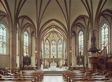 Kath. Pfarrkirche St. Gudula, Kirchenhalle Richtung Chor - neugotische Hallenkirche, Baubeginn 1898, eingeweiht 1902, seit 1984 unter Denkmalschutz
