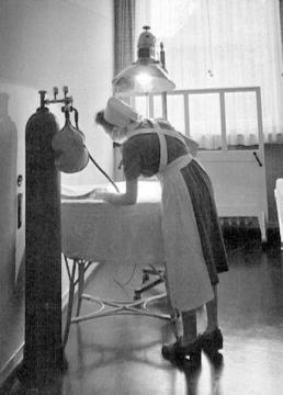 Provinzial-Hebammenanstalt Bochum, 1951: Patientenversorgung auf der Frühgeborenen-Station.