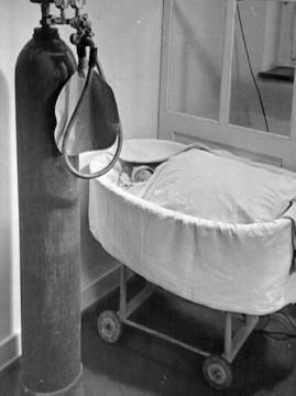 Provinzial-Hebammenanstalt Bochum, 1951: Säugling auf der Frühgeborenen-Station.