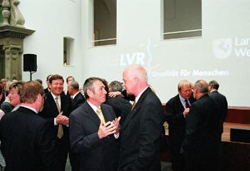 Festakt "50 Jahre LVR und LWL" im ehemaligen Ständehaus: LWL-Landesdirektor Wolfgang Schäfer im Gespräch mit Jubiläumsgästen