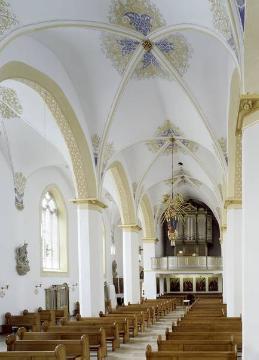 Kath. Pfarrkirche St. Walburga: Barocke Kirchenhalle Richtung Orgelempore (Brandzerstörung 1945, Wiederaufbau 1947-1954)