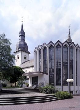 Kath. Pfarrkirche St. Walburga, Rückansicht mit gläsernem Anbau (Brandzerstörung 1945, Wiederaufbau 1947-1954)