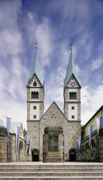 Franziskanerkloster Werl und Doppelturmfassade der Neuen Wallfahrtskirche St. Maria Heimsuchung, neuromanische Basilika, erbaut 1904-1906