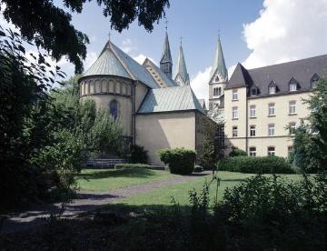 Neue Wallfahrtskirche St. Maria Heimsuchung in Werl, Chorseite mit Partie des Franziskanerklosters, neuromanische Basilika, erbaut 1904-1906