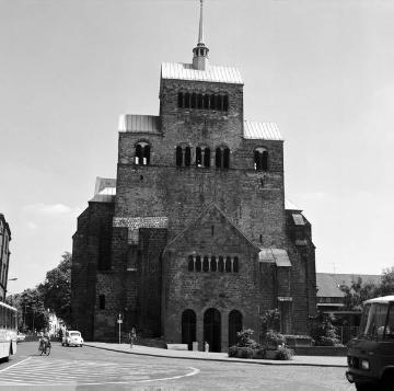 Kath. Dompfarrkirche St. Petrus und Gorgonius, Westwerk - Gründungsbau als romanische Basilika im 9. Jh., Umbau zur Hallenkirche bis 1290