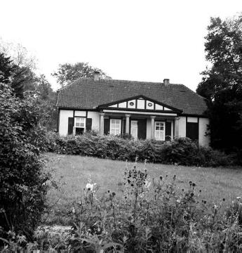 Haus Obernfelde bei Blasheim: das sogenannte Ministerhaus mit Säulenportikus im Park, um 1940?
