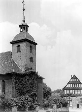 Der Turm der katholischen Pfarrkirche St. Nikolai mit vorgeschwungenem begrüntem Mittelrisalit, um 1944?