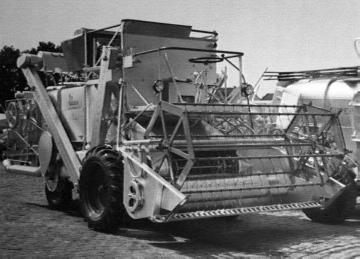 Claas Landmaschinen: Mähdrescher auf dem Werks- gelände