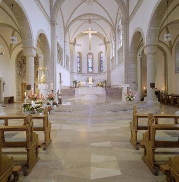 Neue Wallfahrtskirche St. Maria Heimsuchung, Werl: Chorraum mit Altar - Franziskanerklosterkirche, neoromanische Basilika, erbaut 1904-1906
