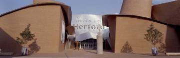 Eingangsfront des Marta Herford, Museum für Kunst, Architektur, Design, eröffnet Mai 2005. Das asymmetrische, fensterlose Bauwerk aus rotem Klinker und Edelstahl wurde vom Architekten Frank Gehry (Kalifornien, USA) entworfen.