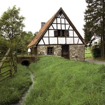 Die Löhrmühle (Löher Mühle) mit Mühlbach, älteste und letzte Wassermühle an der Ennepe, urkundlich erstmals erwähnt Mitte 16. Jh., nach Verfall 1805 neu erbaut