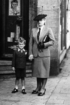 Adler-Drogerie Otto Reckfort: Inhabergattin Elise Reckfort mit Sohn Karl-Heinz vor dem Eingang des 1937 eröffneten Geschäftes in der Warendorfer Straße 61a