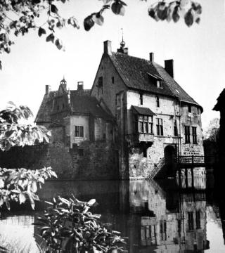 Burg Vischering: Die Hauptburg von Nordwesten vor den Kriegsschäden 1944