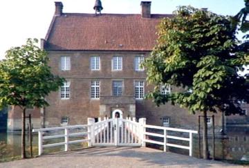 Haus Hülshoff, Herrenhaus: Gartenseitige Front mit Brückenzugang
