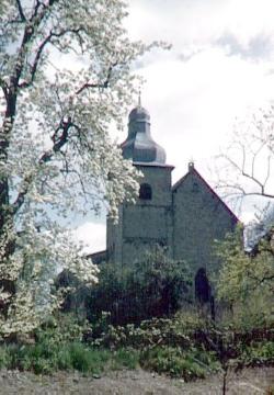 Baumblüte vor der ev. Pfarrkirche St. Maria zur Höhe, die sogenannte Hohnekirche