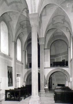 Kath. Nikolai-Kapelle, Blick durch die romanische Hallenkirche, gestiftet im 12. Jh. von der Kaufmannsbruderschaft der Schleswigfahrer
