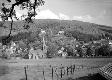 Ortschaft Bilstein von Süden, am Berghang Burg Bilstein, seit 1927 Jugendherberge