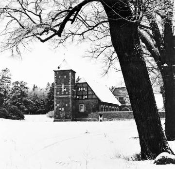 Haus Hülshoff im Winter: Vorburggebäude mit Gärtnerturm