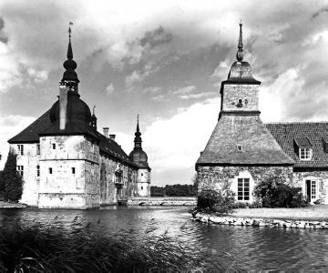 Schloss Lembeck: Hauptburg und Vorburg mit Brücke und Gräfte von Süden