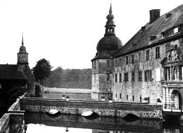Schloss Lembeck: Hauptburg mit Gräfte und Brücke von Norden, um 1940?