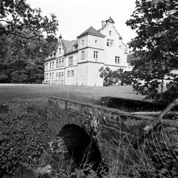 Ehemaliges Wasserschloss Haus Crollage: Gartenseitige Ansicht mit Brücke
