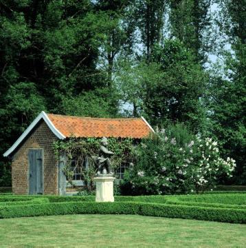 Barockgarten Haus Rüschhaus: Gartenhaus und Putto "Der Winter" - ursprüngliche Gartenanlage 1745 durch Johann Conrad Schlaun  erschaffen, 1983 in den historischen Zustand zurückversetzt