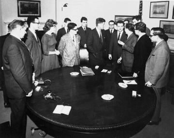 Der US-amerikanische Präsident John F. Kennedy (1917-11/1963) im Kreise eines Komitées -  vermutlich während seines Deutschland-Besuches im Juni 1963