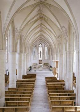 Ev. Apostel-Kirche: Gotische Kirchenhalle, Blick Richtung Altar