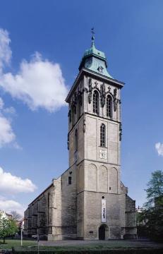 Kath. St. Martini-Kirche, Neubrückenstraße, dreischiffige Hallenkirche mit Welscher Haube, romanischer Ursprungsbau nachgewiesen ab ca. 1180