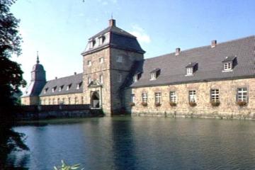 Schloss Lembeck: Vorburg und Torhaus mit Brücke und Gräfte von Nordosten