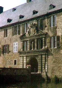 Schloss Lembeck: Portal und Brücke der Hauptburg von Nordosten