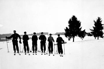 Jungen des Kurheimes "Rote Erde" (Schwarzwald) beim Ski laufen
