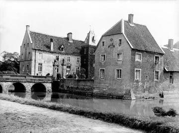 Schloss Senden: Eingangsfront mit Gräfte und Brücke von Nordwesten, um 1940?