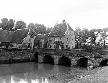 Schloss Senden: Eingangsfront mit Gräfte und Brücke von Südwesten, um 1940?