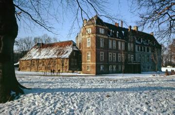 Schloss Senden: Gartenfront mit verschneiter Gräfte