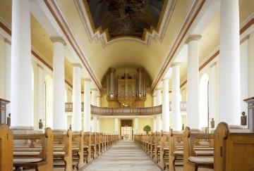 Kath. Pfarrkirche St. Mauritius, klassistische Kirchenhalle Richtung Orgelprospekt, erbaut 1829-1833