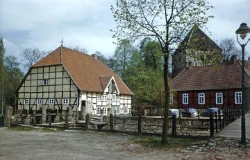 Schloss Rheda: Fachwerkwassermühle von 1772 mit Blick auf den Tor- und Kapellenturm