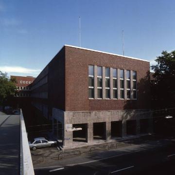 Ehemalige Pädagogische Akademie, erbaut 1929, Rheinlanddamm/Lindemannstraße