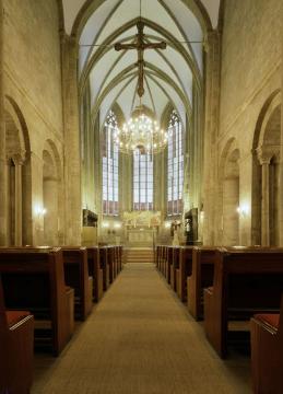 Ev. Pfarrkirche St. Marien: Kirchenraum mit Blick zum Chor - Gewölbebasilika, erbaut um 1220