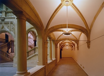 Museum für Kunst und Kulturgeschichte: Seitengang des Lichthofes im Altbau, erbaut 1904/08
