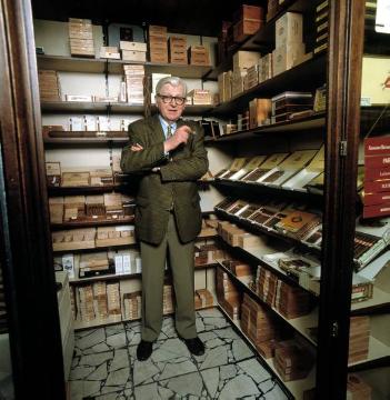 Tabakwaren Wilhelm Fincke, Prinzipalmarkt: Inhaber Wilhelm Fincke mit seinem Zigarrensortiment