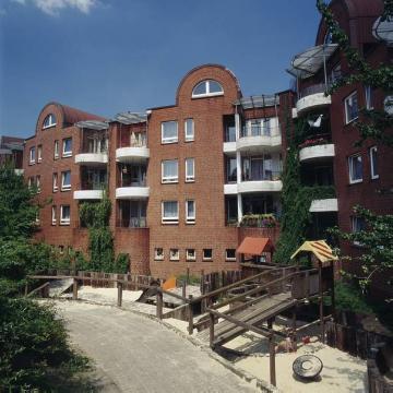 Sozialer Wohnungsbau um 1980: Wohnblock mit Spielhof, Krimstraße/Bahnhofsviertel