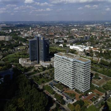Stadtpanorama mit Oberpostdirektion (Bildmitte) und Bürokomplexen am Rheinlanddamm
