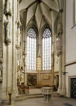 Kath. Pfarrkirche St. Lamberti: Innenpartie mit Taufstein