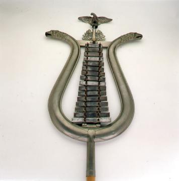 Lyra (älter als 50 Jahre) aus der Instrumentenfamilie der Metallophone - nach 1860 Bestandteil in deutschen Militärmusikkorps